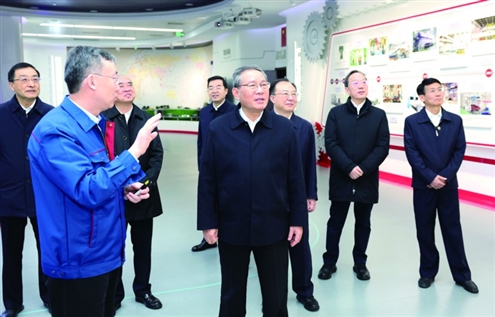 2月2日,中共中央政治局常委、国务院总理李强在山东调研。这是李强在济南二机床集团有限公司调研。新华社发